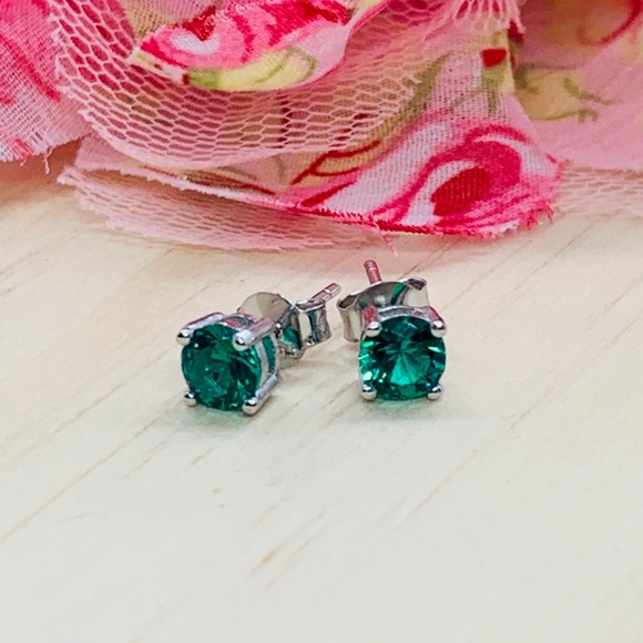 🌟 Sterling Silver 925 Emerald Stud Earrings - Picture 2 of 5